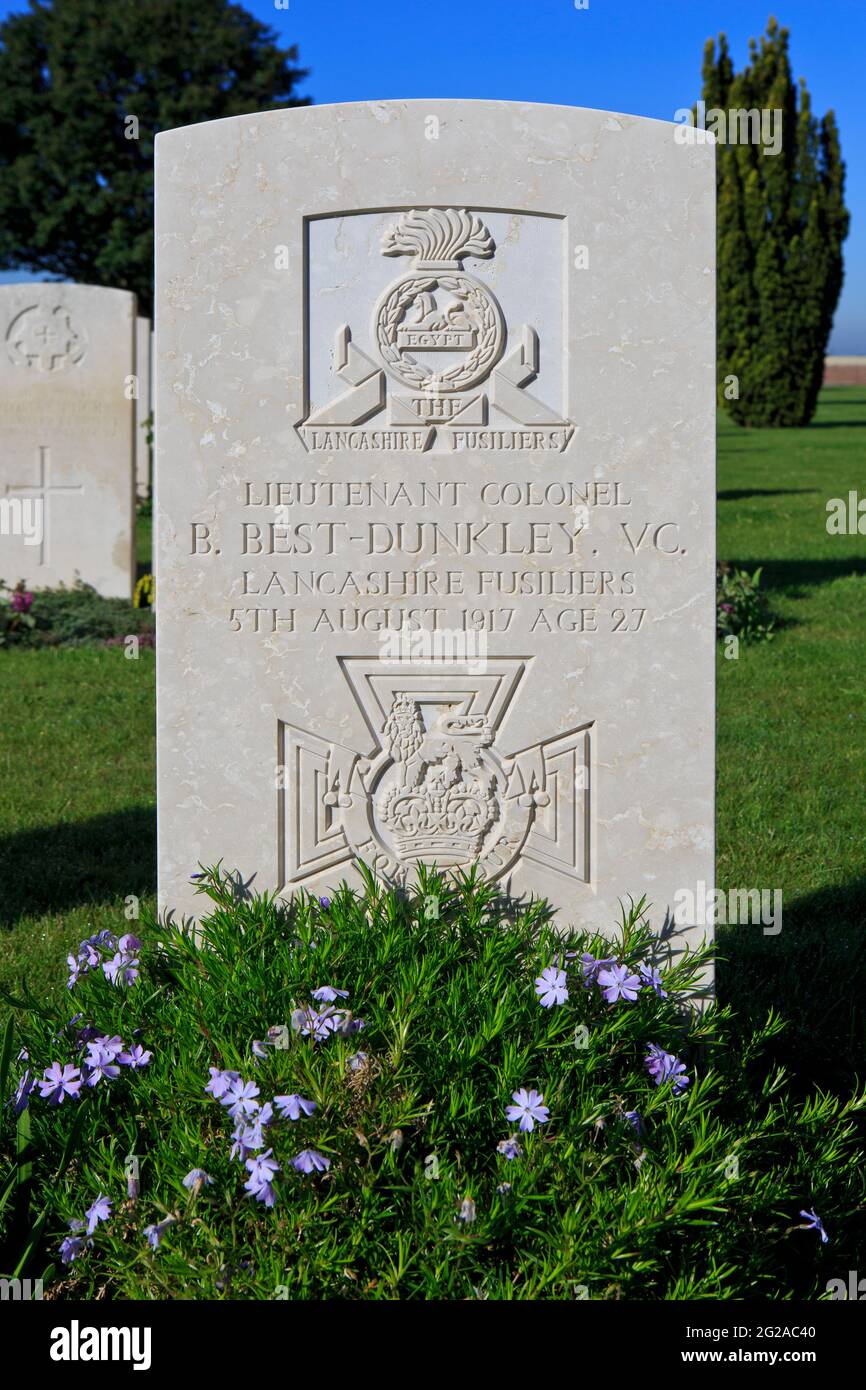 Grab des englischen VC-Empfängers Oberstleutnant Bertram Best-Dunkley (1890-1917) auf dem Mendinghem Militärfriedhof in Poperinge, Belgien Stockfoto