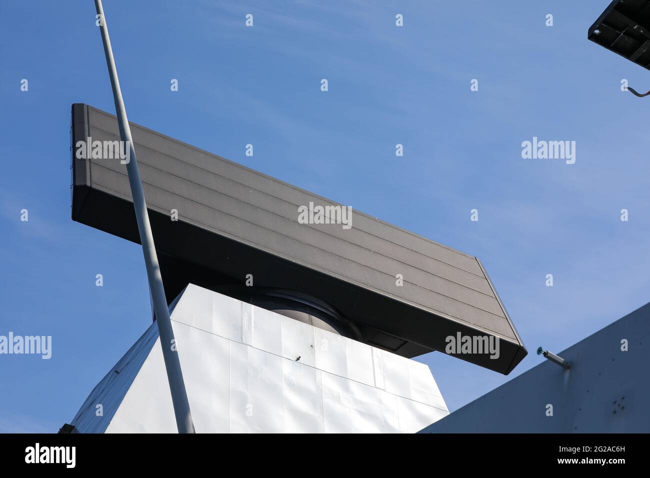 S1850M ein Fernradar mit einem digitalen Antennenarray für die Großflächensuche in der Höhe auf einem Zerstörer vom Typ 45 in Großbritannien. Stockfoto