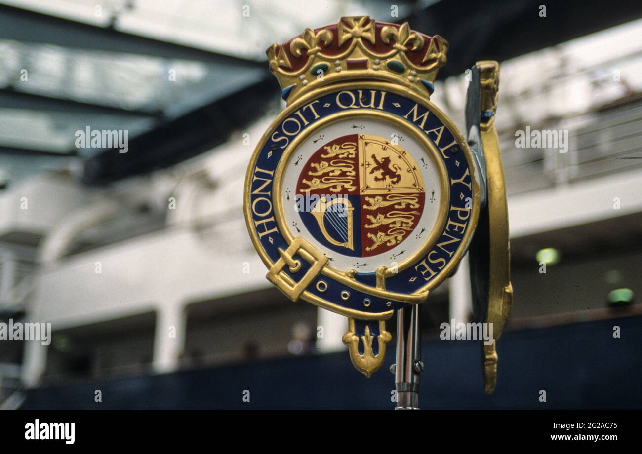 Das königliche Siegel am Bug eines Beitragens von HMY Britannia, der ehemaligen königlichen Jacht, die bis 1997 in Betrieb war. Stockfoto