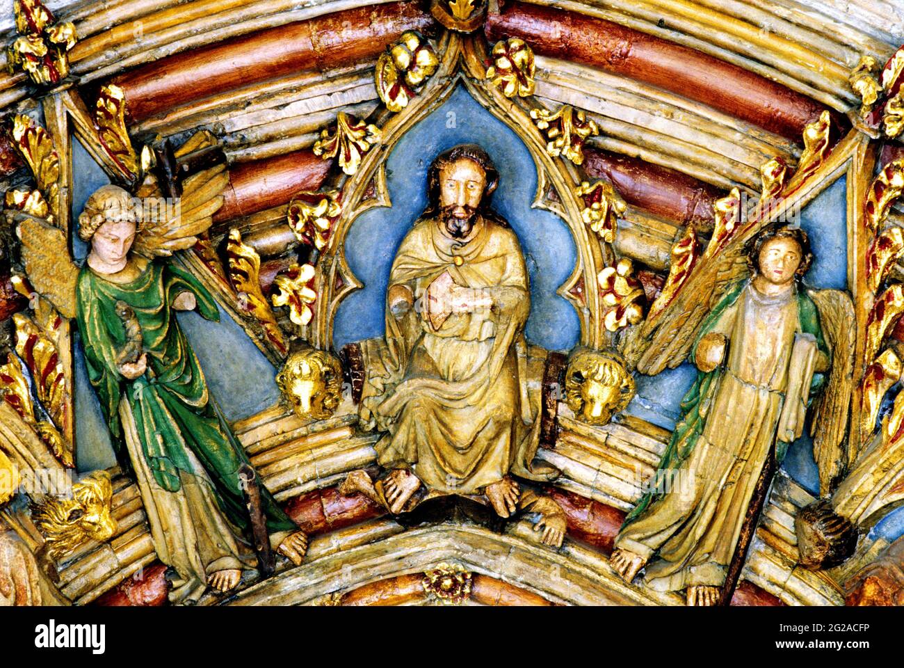 Kathedrale von Norwich, Kreuzgänge, Tür zum S. Aisle, Christus zeigt seine Wunden, 14. Jahrhundert, flankiert von Engeln, mit Instrumenten der Passion Stockfoto