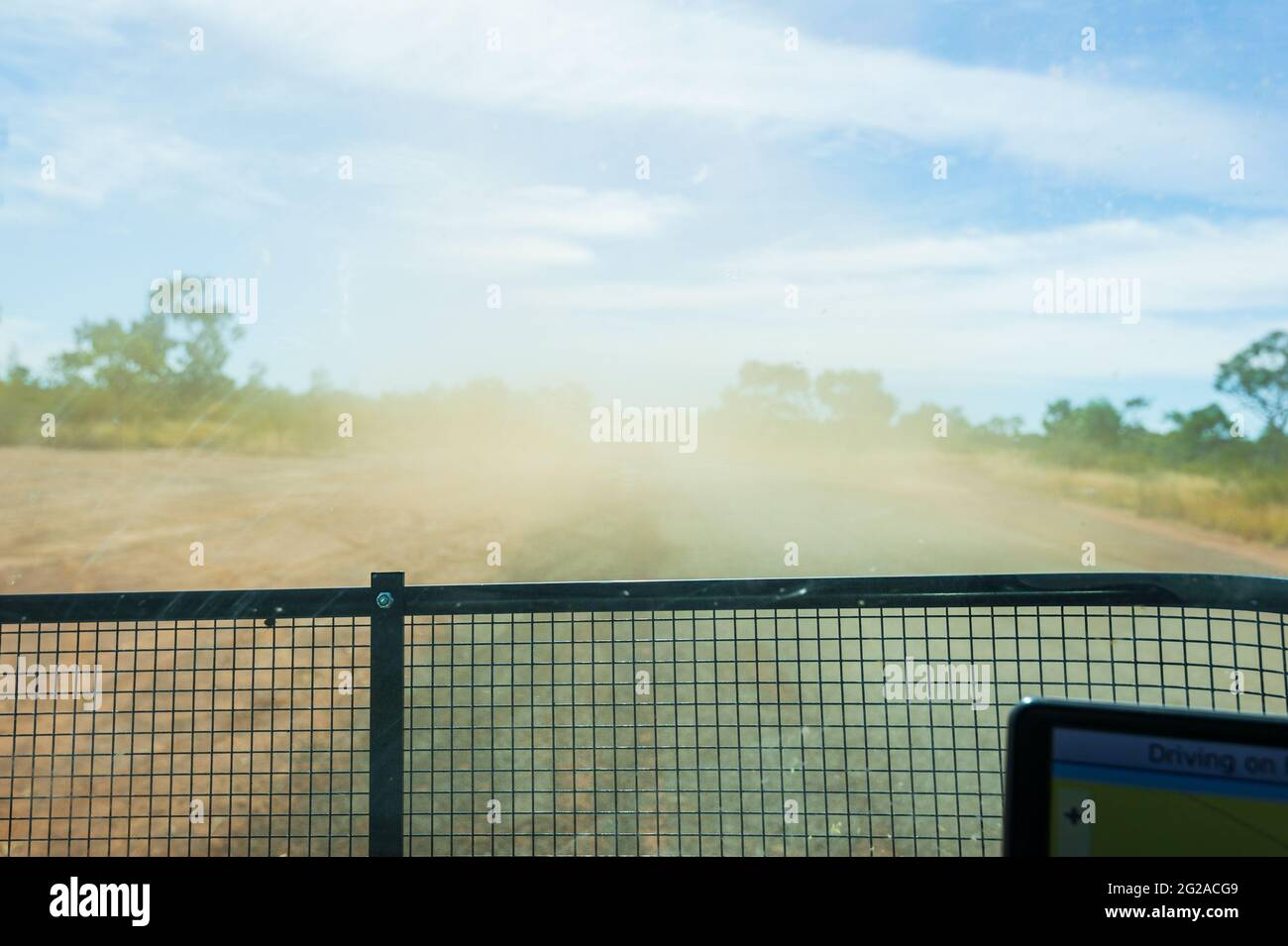 Gefährliches Fahren mit Staub beim Fahren im Gelände auf einer Schotterstraße in der Nähe von Aramac, Central Queensland, Queensland, QLD, Australien Stockfoto