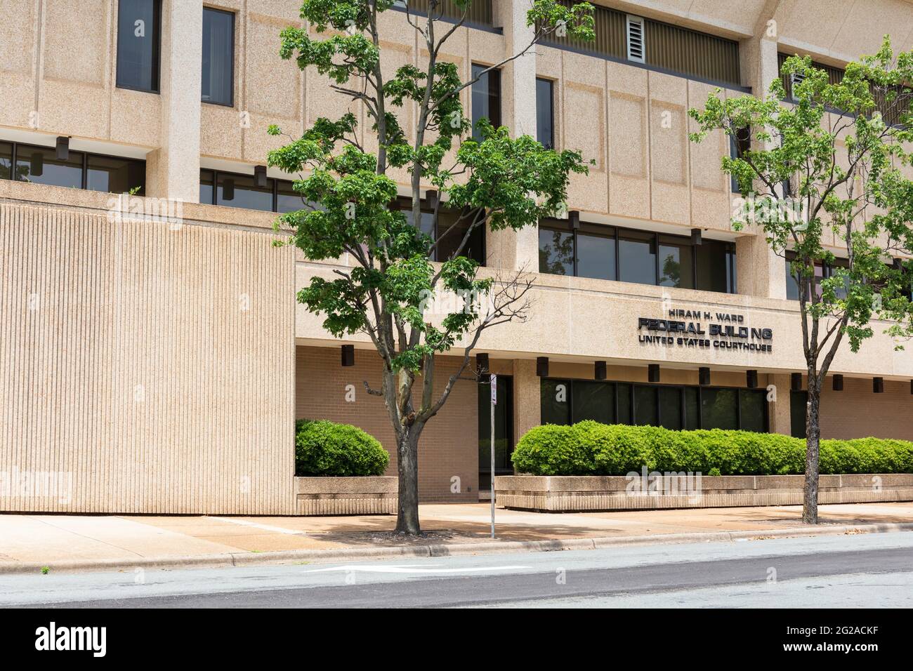WINSTON-SALEM, NC, USA-1. JUNI 2021: Das Hiram H. ward Federal Building, United States Courthouse. Horizontale Ansicht. Stockfoto