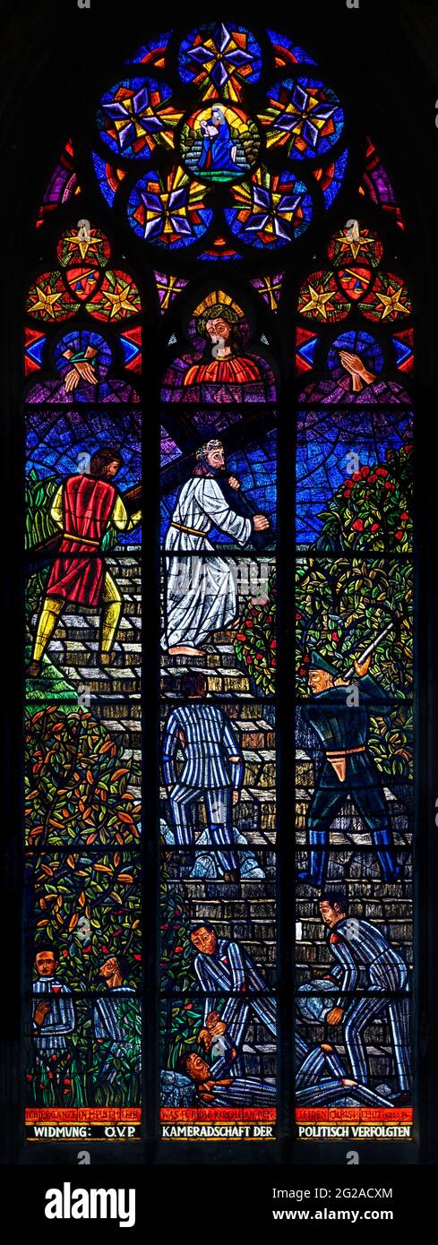 Buntglasfenster mit Darstellung des Konzentrationslagers Mauthausen in Österreich. Votivkirche – Votivkirche, Wien, Österreich. Stockfoto