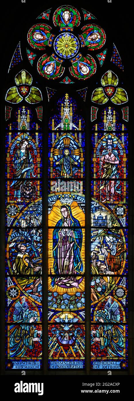 Buntglasfenster mit Darstellung der Muttergottes von Guadalupe. Votivkirche – Votivkirche, Wien, Österreich. 2020-07-29. Stockfoto
