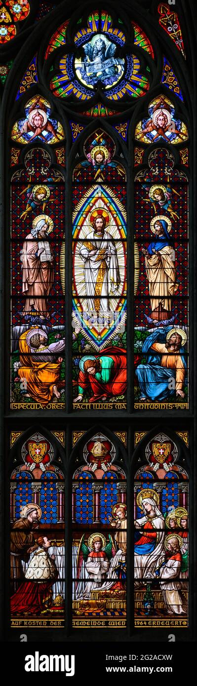 Buntglasfenster mit Darstellung der Verklärung Jesu Christi. Votivkirche – Votivkirche, Wien, Österreich. Stockfoto