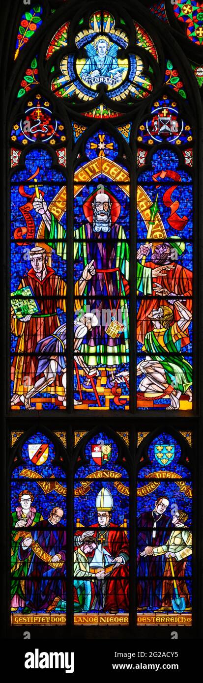 Buntglasfenster mit Darstellung der katholischen Sozialreform, oberhalb des Heiligen Severinus von Noricum, unterhalb von Kardinal Anton Josef Gruscha. Votivkirche. Stockfoto