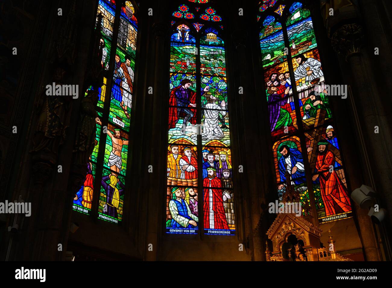 Buntglasfenster mit Darstellung der Passion Jesu Christi. Votivkirche – Votivkirche, Wien, Österreich. Stockfoto