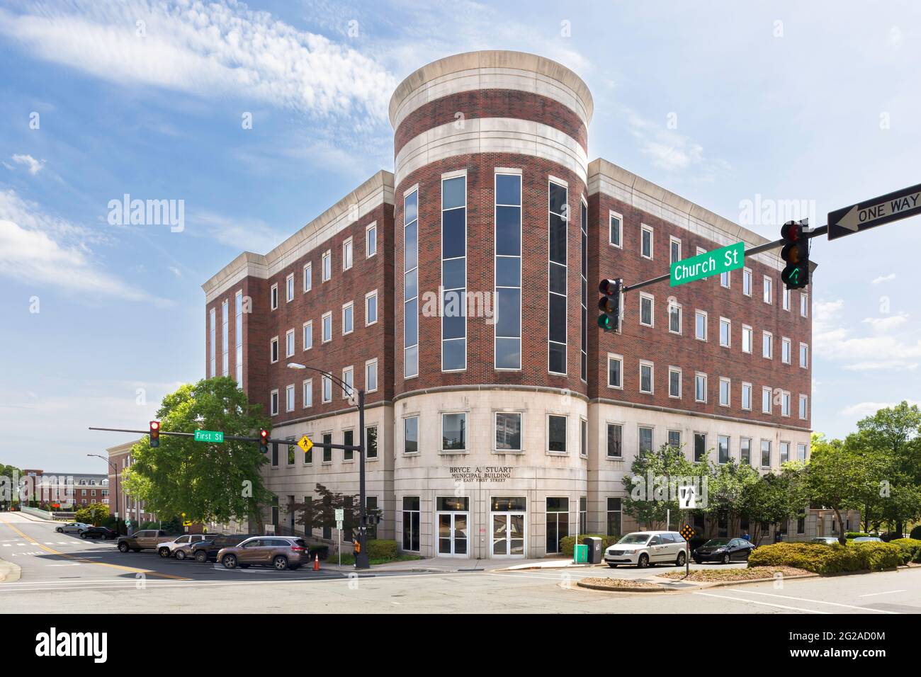 WINSTON-SALEM, NC, USA-1. JUNI 2021: Die äußere Vorderecke des Städtischen Gebäudes Bryce A. Stuart. Blauer Himmel, horizontales Bild. Stockfoto