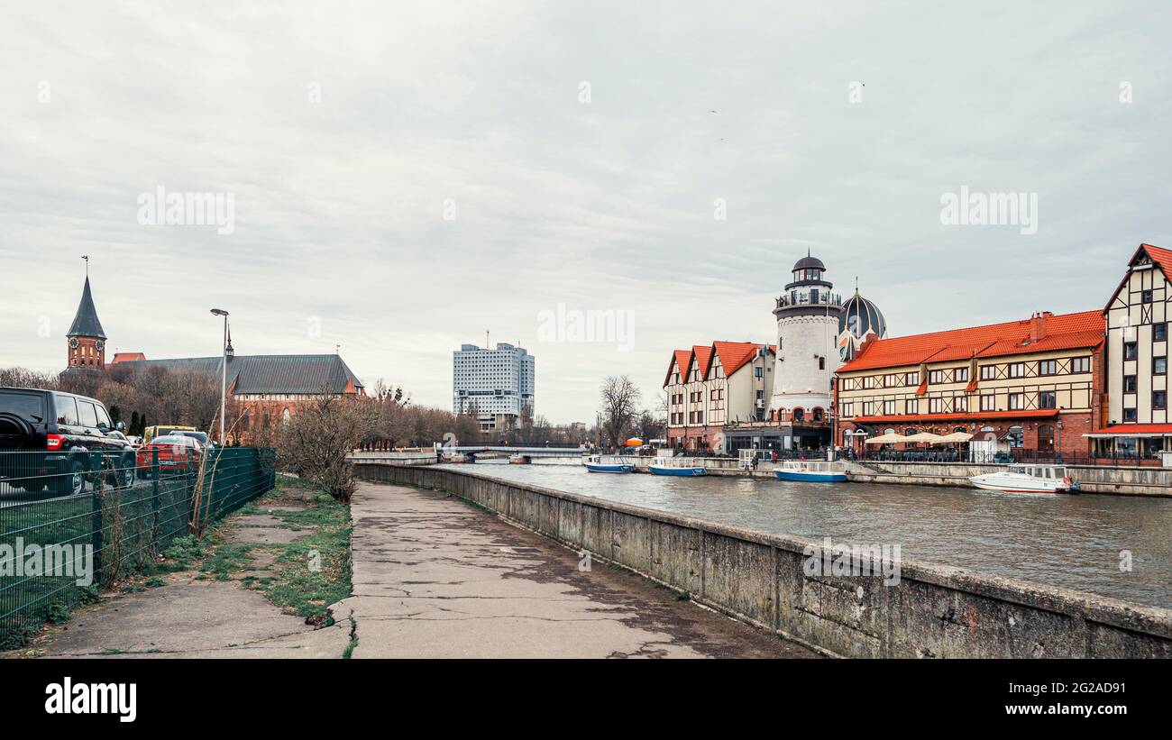 Fischdorf, Haus der Sowjets und die Kathedrale am Ufer des Flusses Pregolya Stockfoto