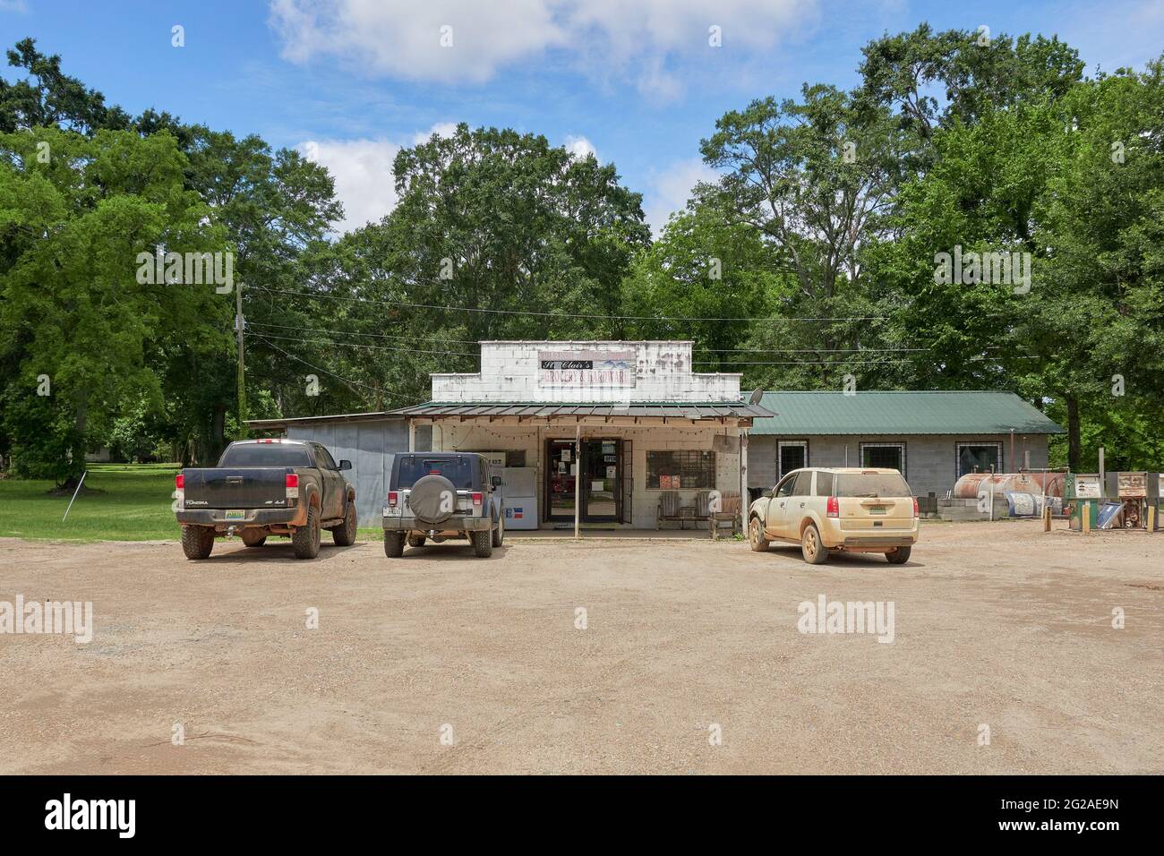 Altes rustikales ländliches, kleines Landgeschäft an einer Nebenstraße in Lowndes County Alabama, USA. Stockfoto