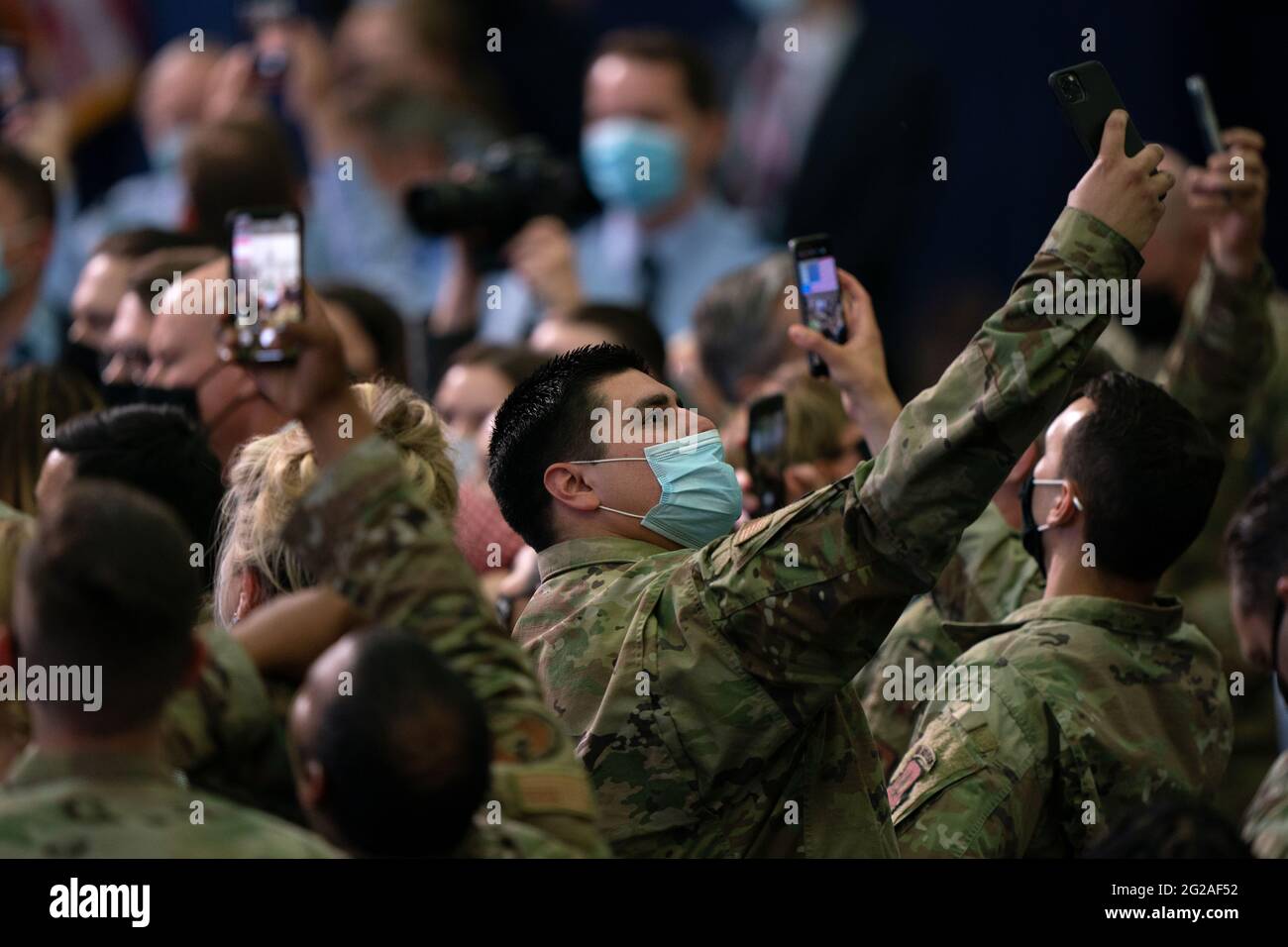 US-Militärpersonal versucht, vor dem G7-Gipfel in Cornwall Fotos von US-Präsident Joe Biden bei der RAF Mildenhall in Suffolk zu machen. Bilddatum: Mittwoch, 9. Juni 2021. Stockfoto