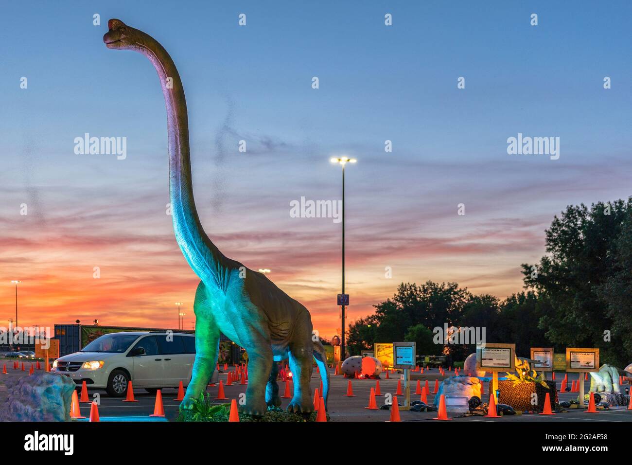 Syracuse, New York - 23. Mai 2021: Ultra Wide View of a Brontosaurs (Diplodocidae Sauropod). Stockfoto
