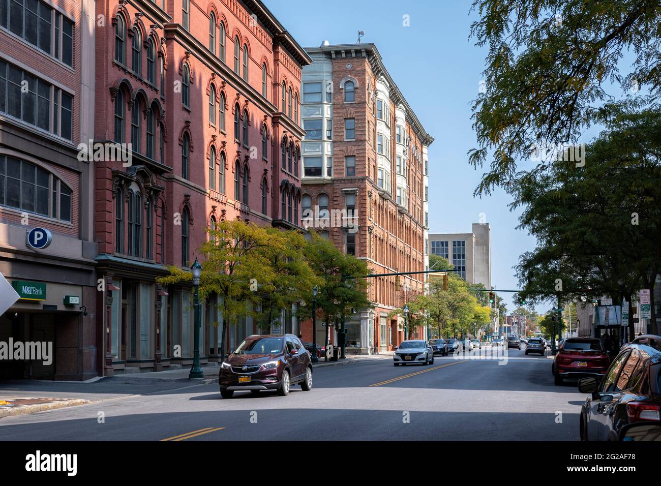 SYRACUSE, NEW YORK - SEP 25, 2020: Mittags Blick auf die Straße in Syracuse, New York, E Washington Street. Stockfoto