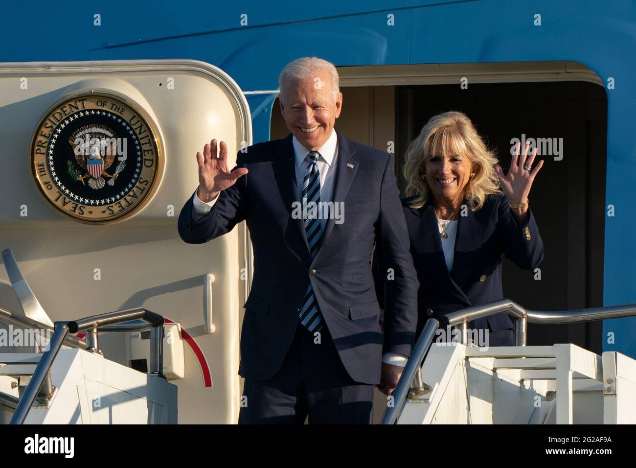 US-Präsident Joe Biden und First Lady Jill Biden treffen im Vorfeld des G7-Gipfels in Cornwall in der Air Force One bei RAF Mildenhall in Suffolk ein. Bilddatum: Mittwoch, 9. Juni 2021. Stockfoto