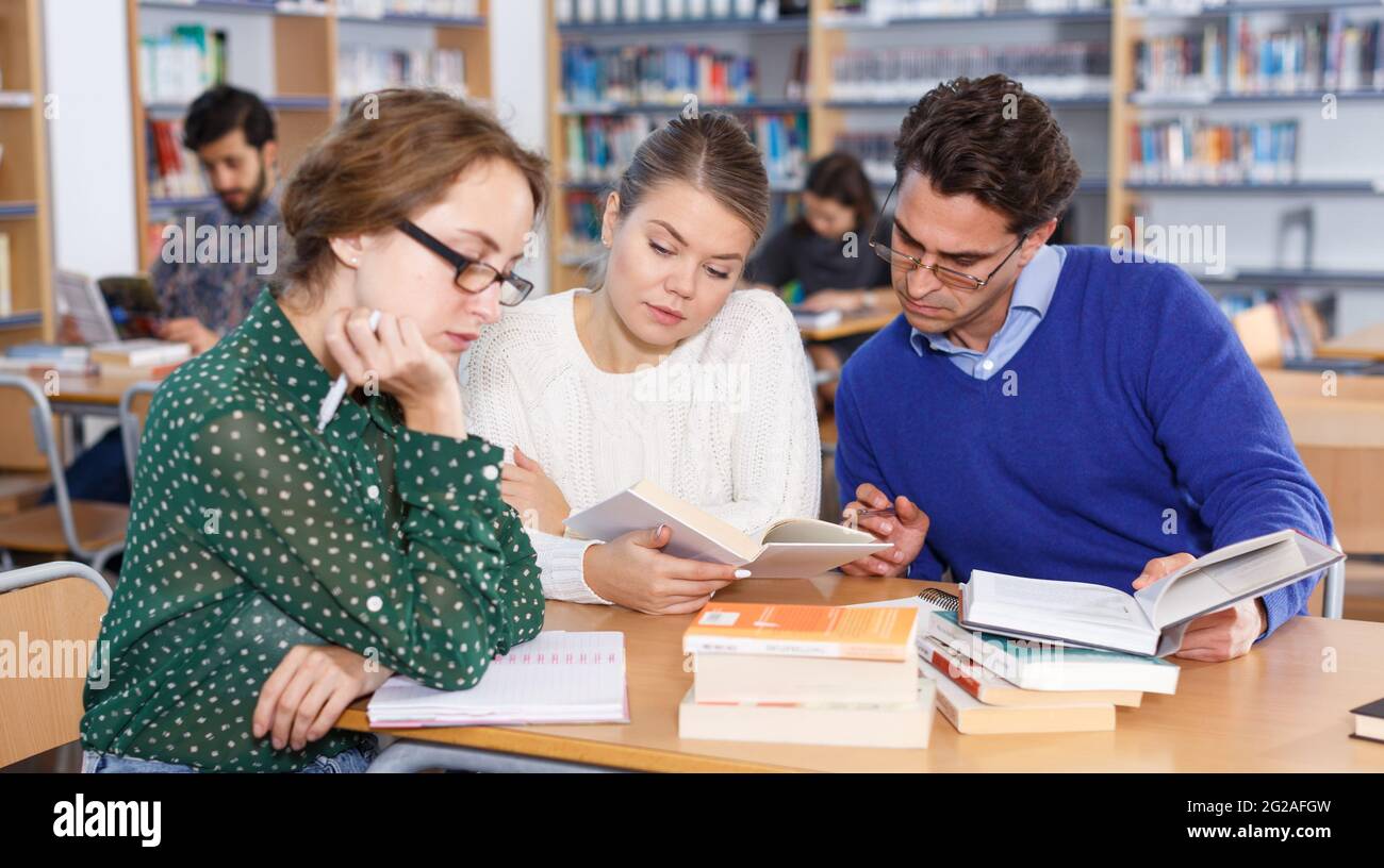 Studenten, die sich für die Prüfung in der Bibliothek vorbereiten Stockfoto