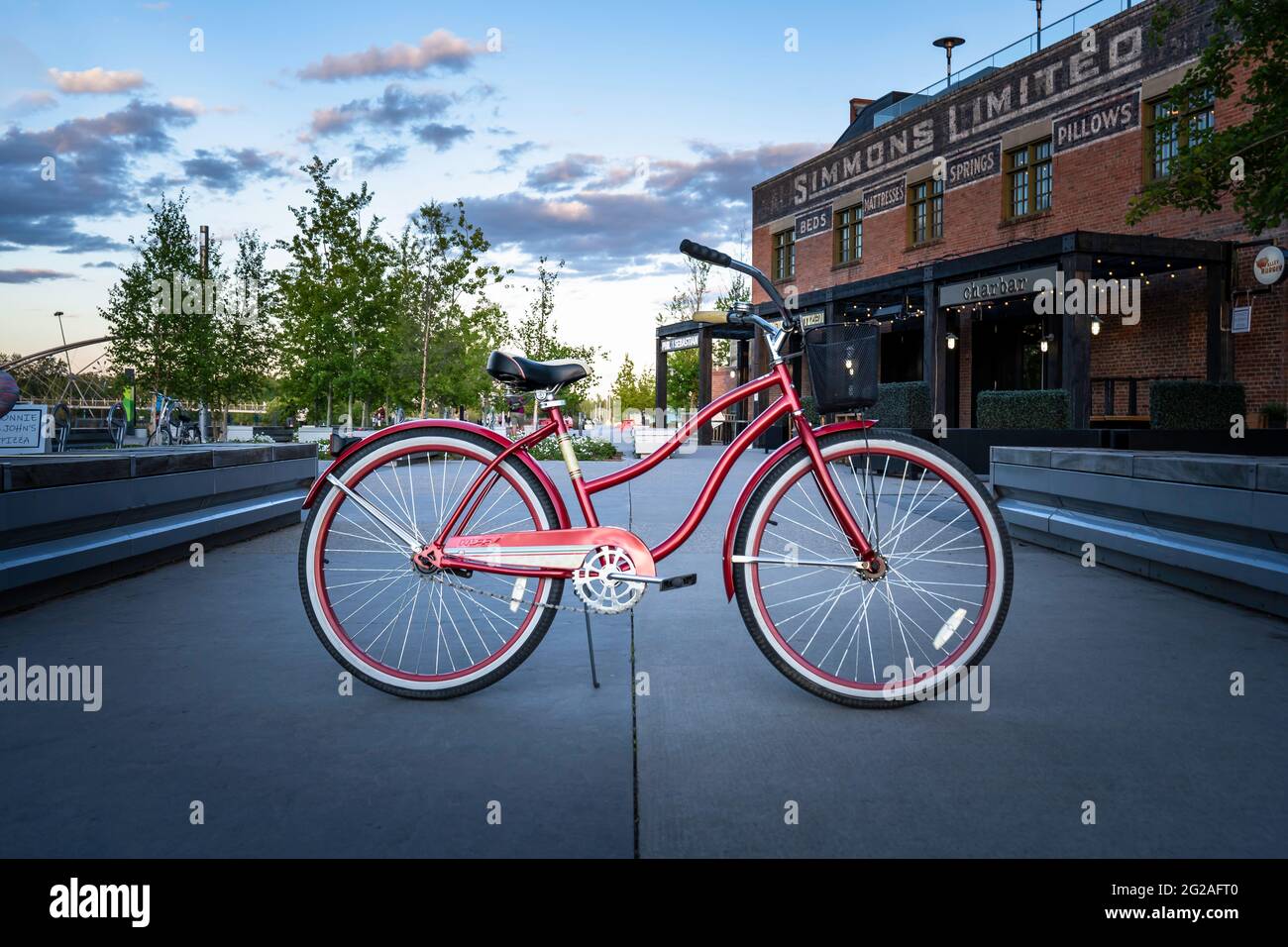Calgary Alberta Kanada, 30 2021. Mai: Ein Vintage-Damen-Huffy-Cruiser-Fahrrad parkte an einem Abend in der Innenstadt auf einem Pfad vor einem Restaurant. Stockfoto