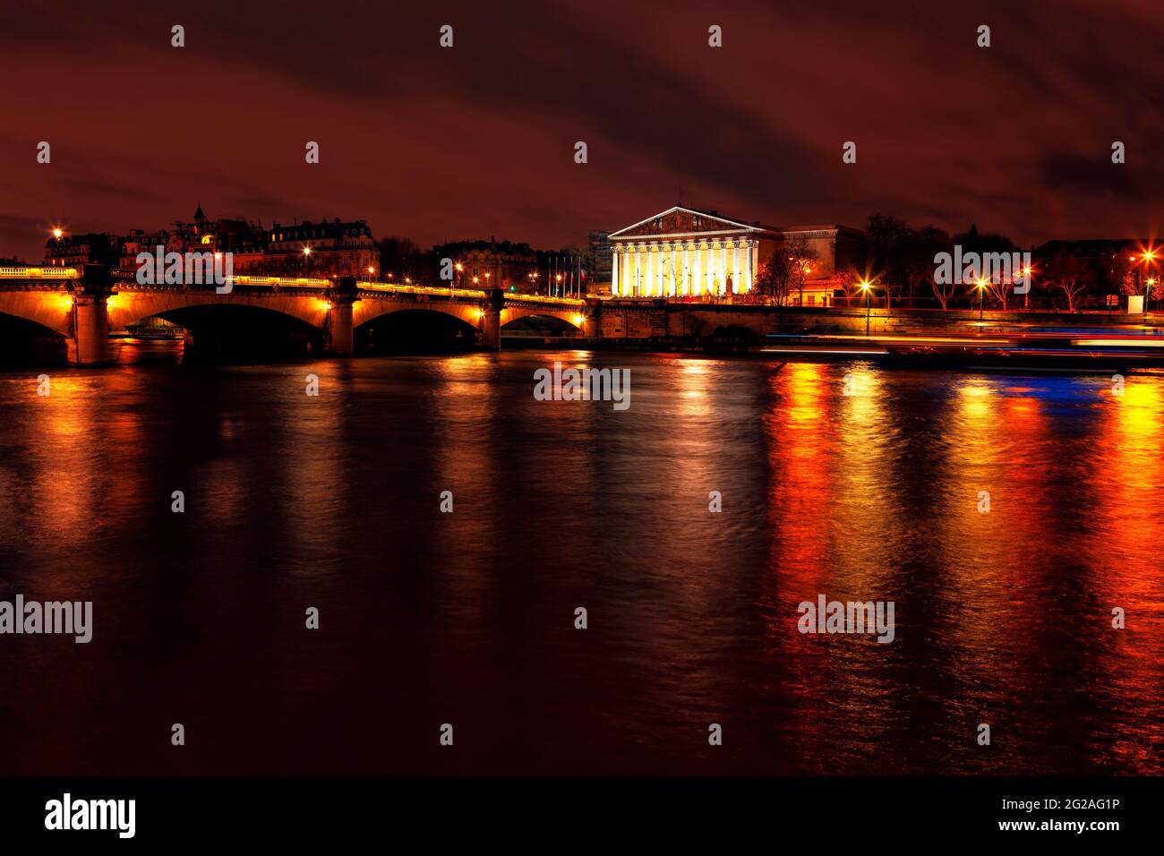 Nachtansicht des Palais Bourbon. Paris in der Nacht . Seine mit Lichtern auf der Straße Stockfoto