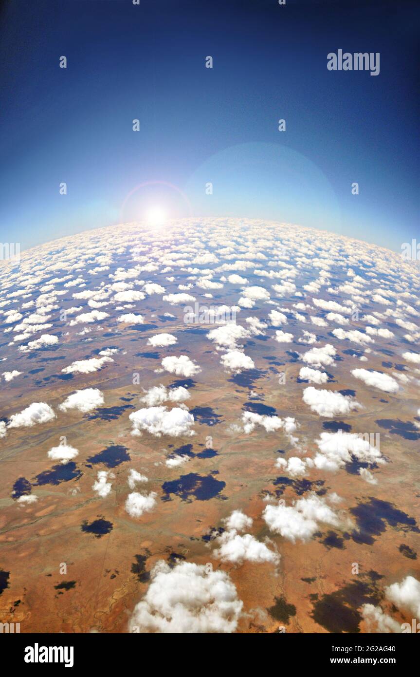 Luftaufnahme der Erde mit vereinzelten Wolken Stockfoto