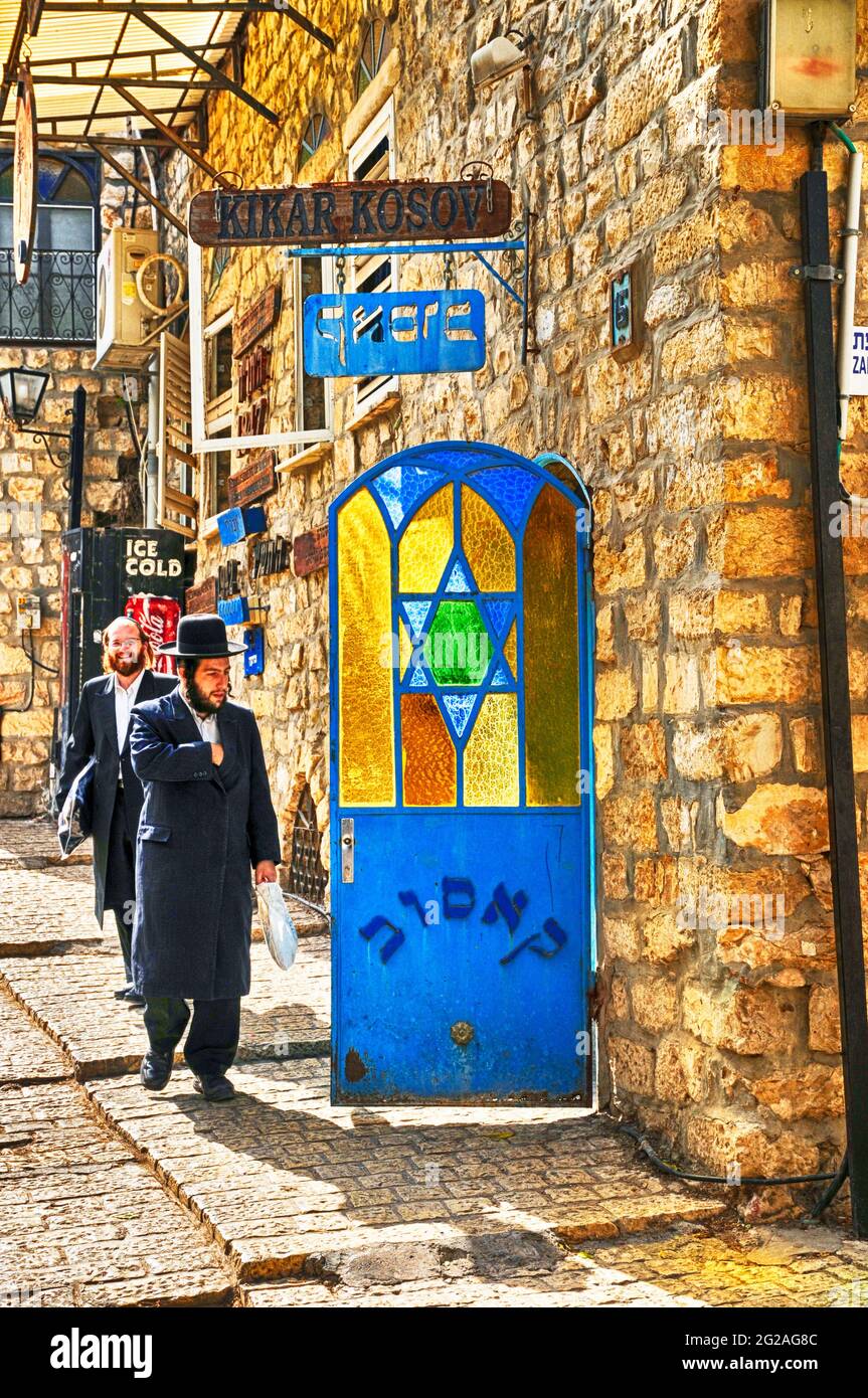 Orthodoxe Juden gehen entlang der Safed Street, Galilee, Israel, Asien, dem Nahen Osten Stockfoto
