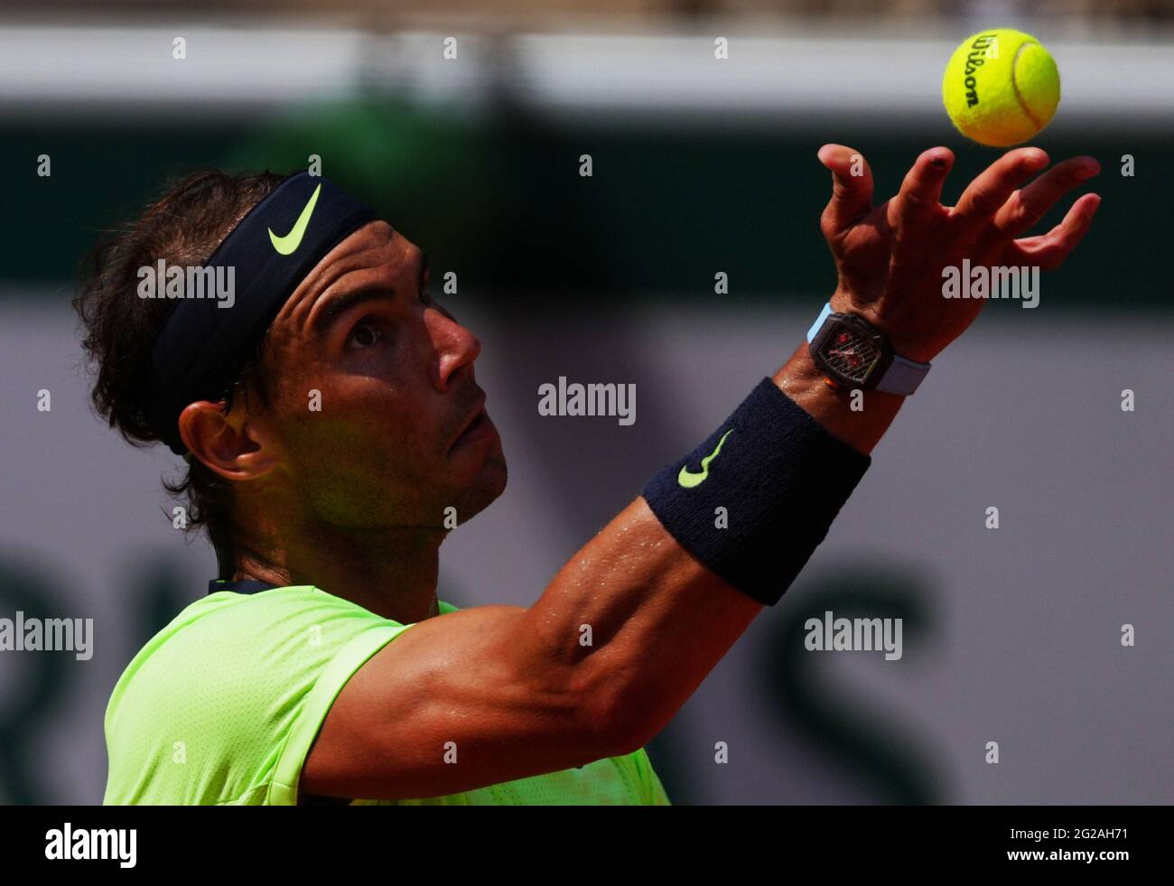Paris, Frankreich. Juni 2021. Rafael Nadal aus Spanien ist beim Viertelfinale der Männer gegen den Argentinier Diego Schwartzman beim French Open Tennisturnier in Roland Garros in Paris, Frankreich, am 9. Juni 2021 im Dienst. Kredit: Gao Jing/Xinhua/Alamy Live Nachrichten Stockfoto