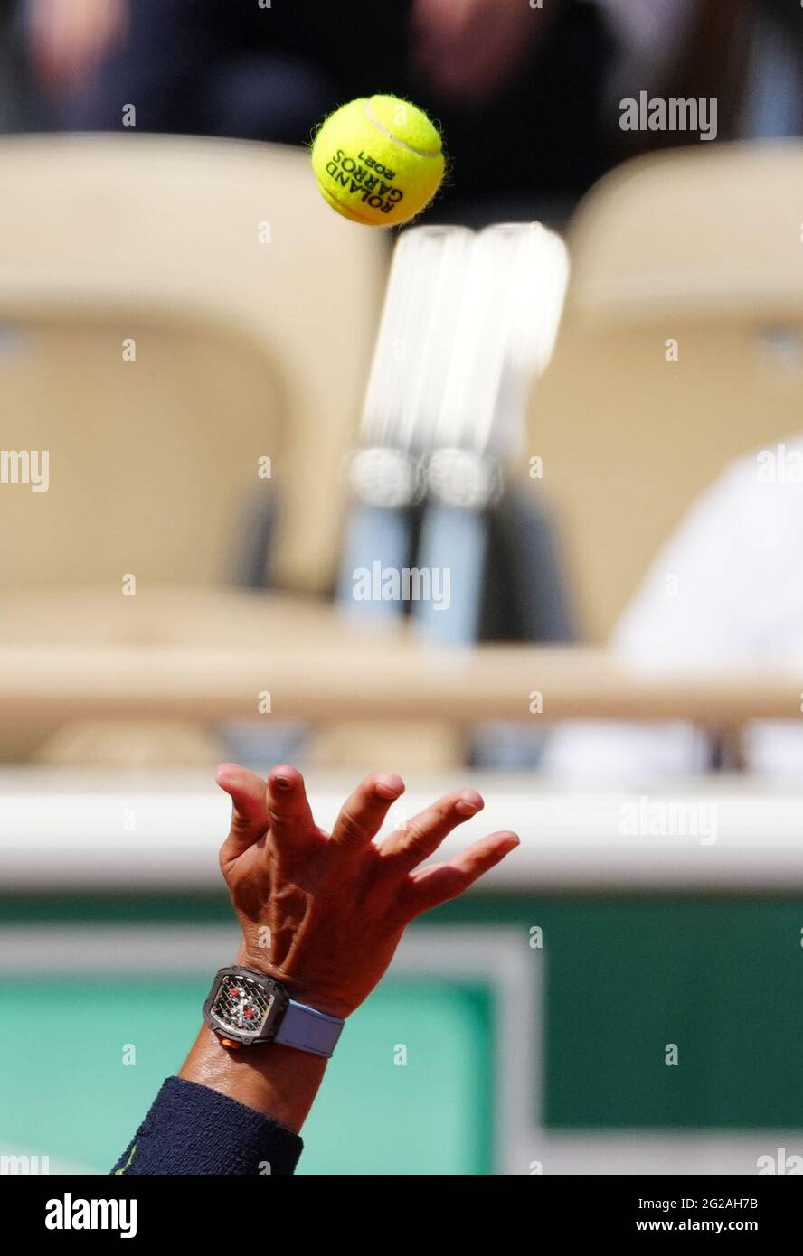 Paris, Frankreich. Juni 2021. Rafael Nadal aus Spanien ist beim Viertelfinale der Männer gegen den Argentinier Diego Schwartzman beim French Open Tennisturnier in Roland Garros in Paris, Frankreich, am 9. Juni 2021 im Dienst. Kredit: Gao Jing/Xinhua/Alamy Live Nachrichten Stockfoto