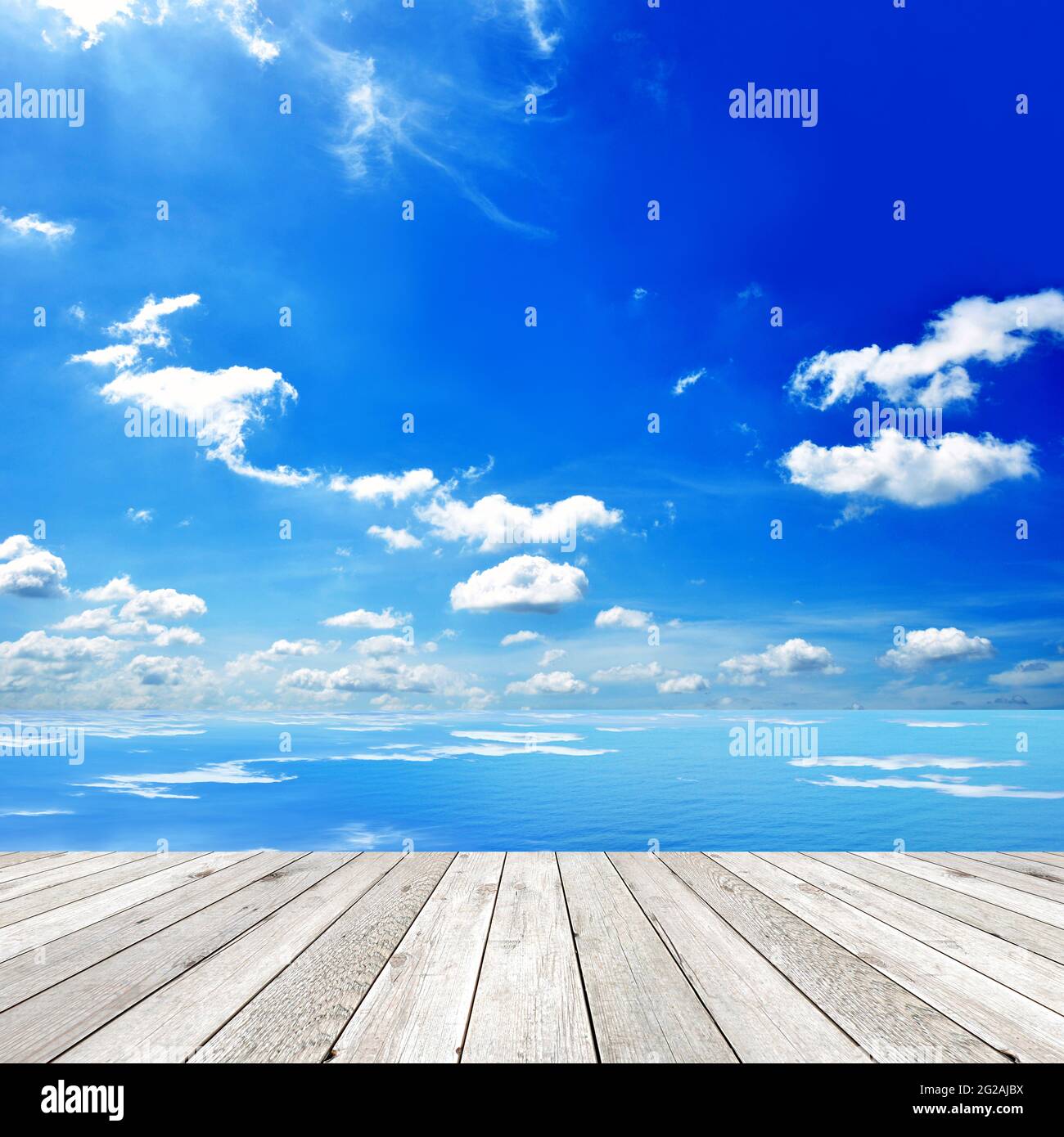 Holzsteg mit blauem Meer und Himmel Hintergrund Stockfoto