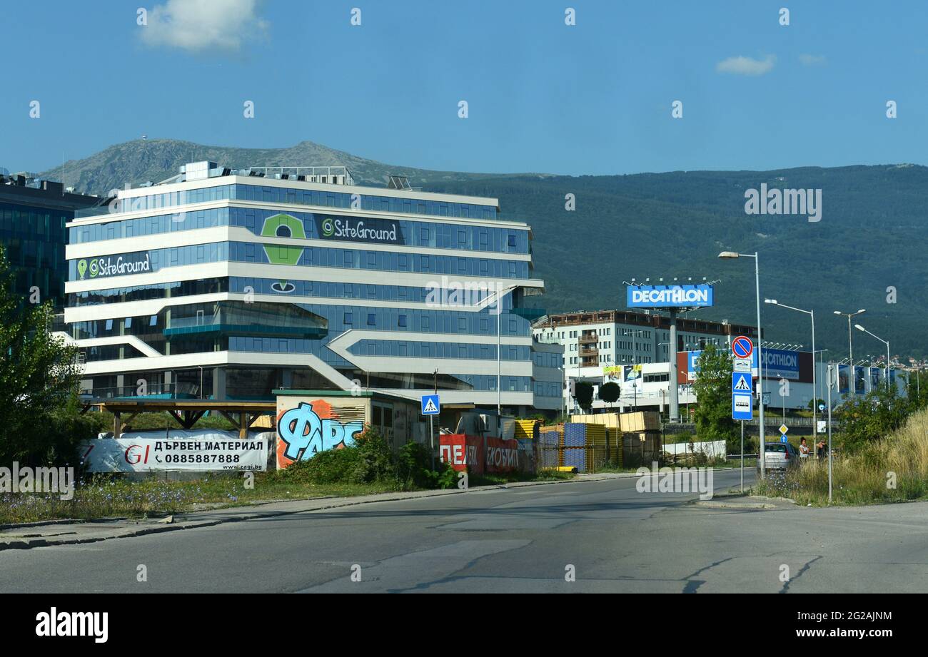 Decathlon-Geschäft in den Außenbezirken von Sofia, Bulgarien  Stockfotografie - Alamy