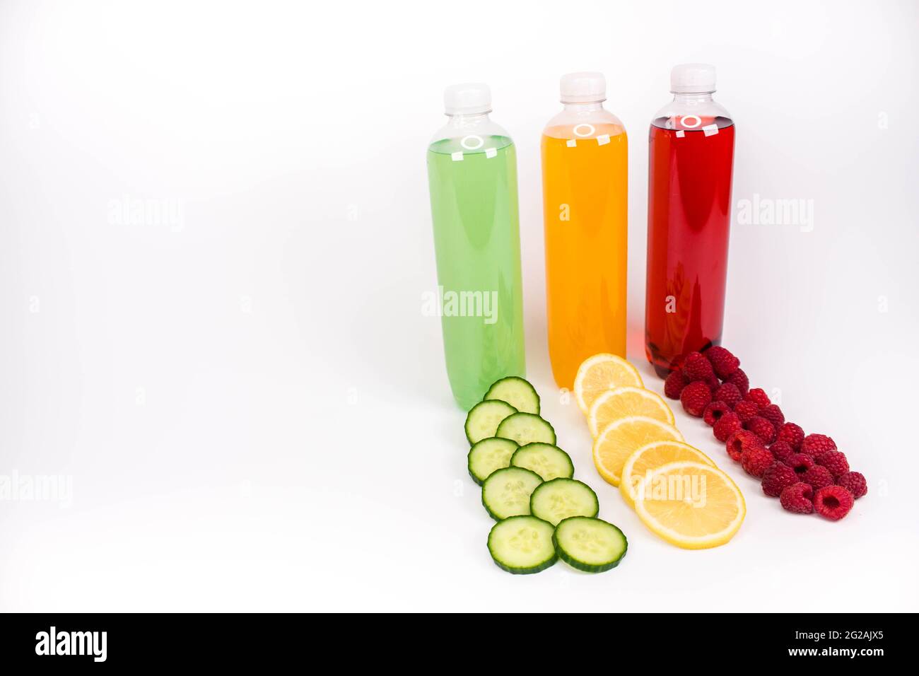 Verschiedene Smoothies oder Säfte in Flaschen und Zutaten auf weißer, gesunder Ernährung rohe Detox veganes Clean Food-Konzept Stockfoto