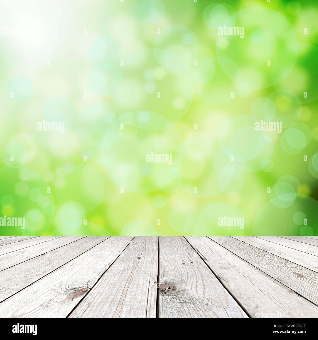 Holzbrett auf grünem Bokeh abstrakten Hintergrund Stockfoto