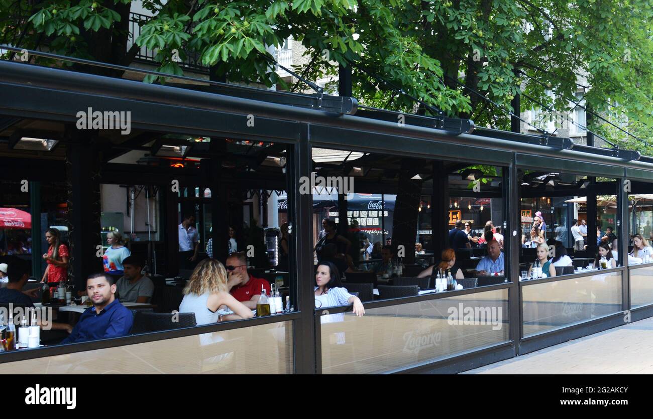 Vitosha Boulevard ist eine lebhafte Fußgängerzone mit vielen Restaurants, Cafés und Geschäften. Sofia, Bulgarien. Stockfoto