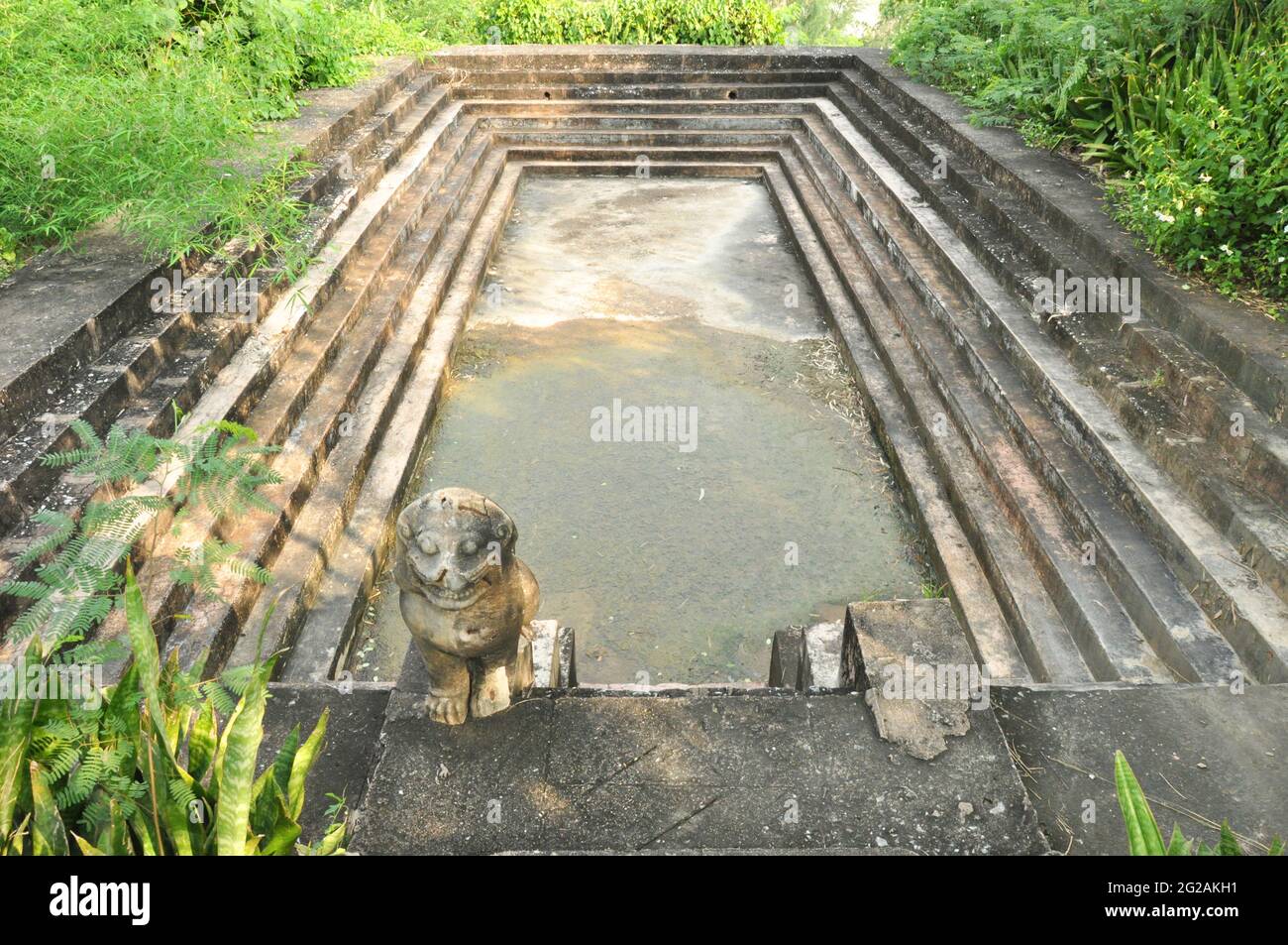 Leerer ruinierter Teich in der alten Stadt - Thailand Stockfoto