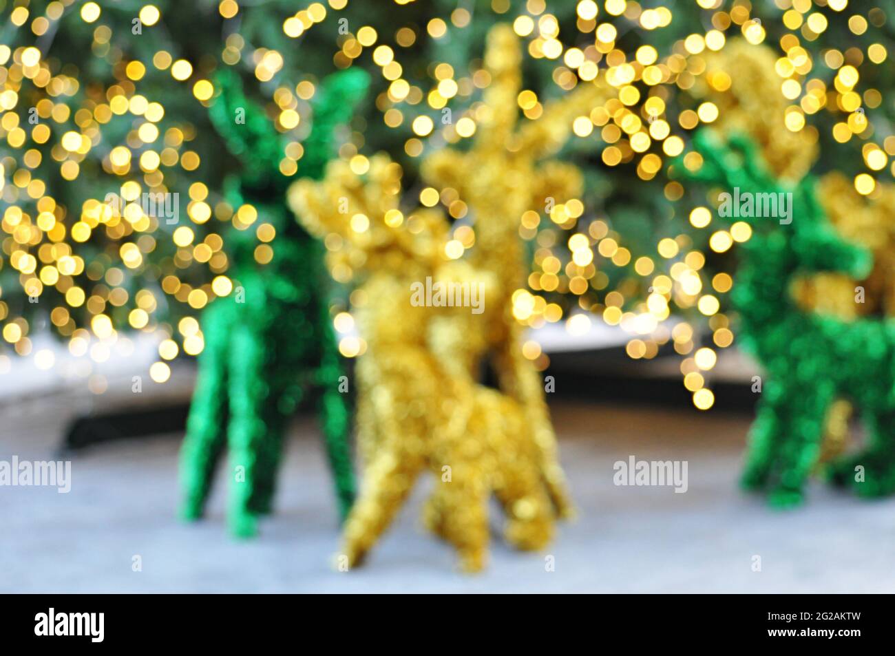 Verschwommenes Bild mit Lichteffekt von weihnachtshirsch Ornamenten Stockfoto