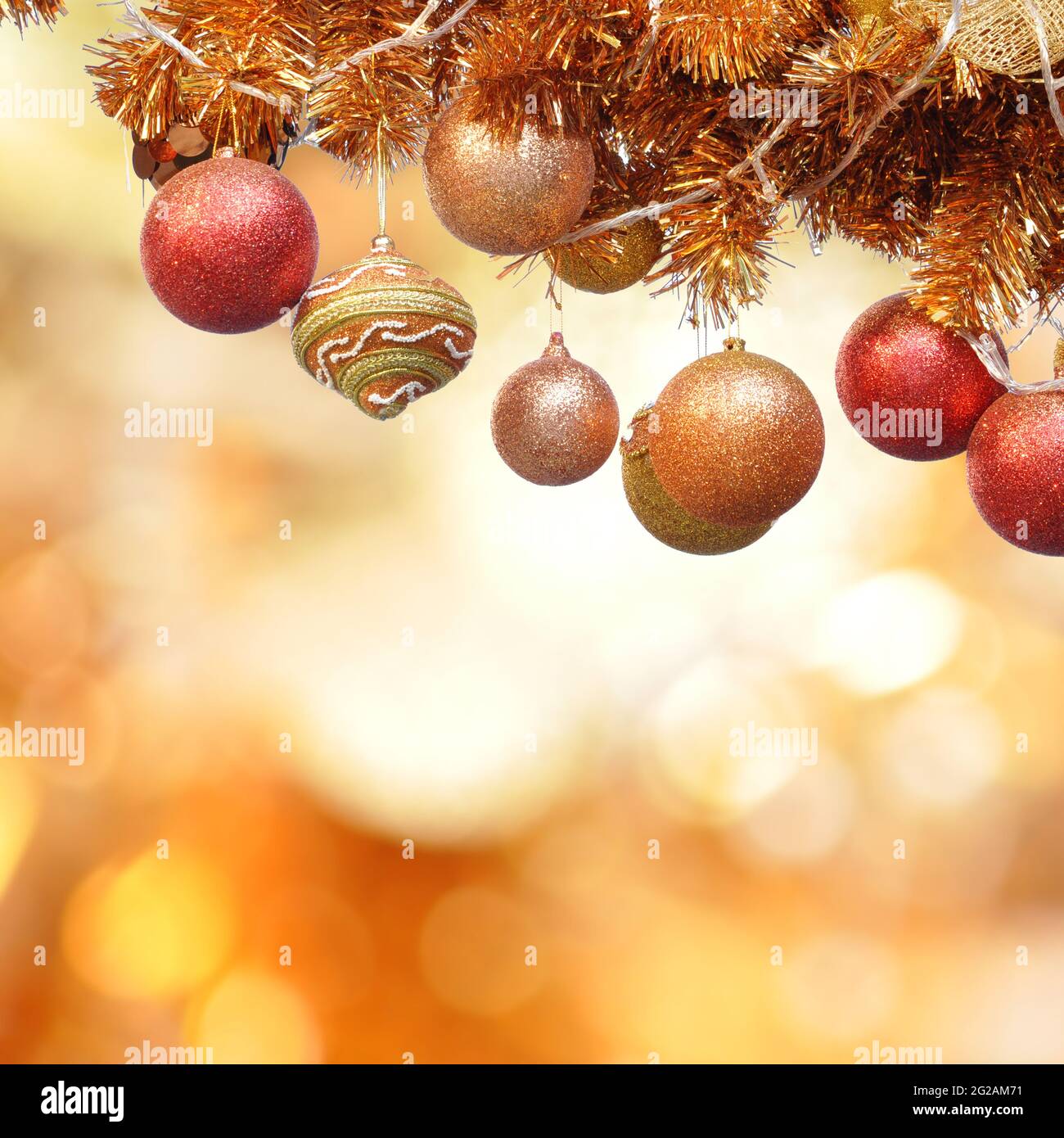 Weihnachtsschmuck auf Streulicht Hintergrund Stockfoto