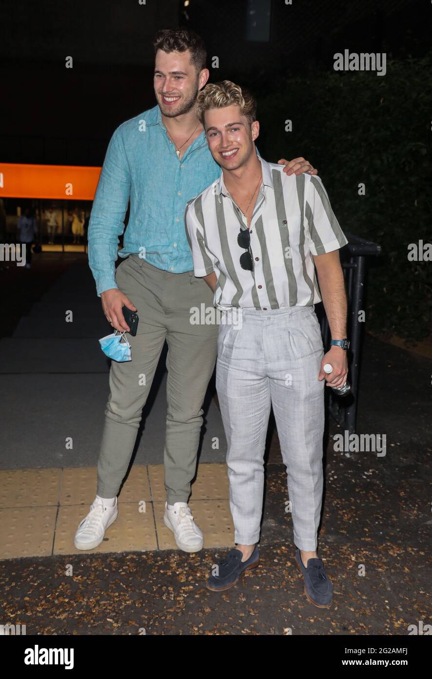 London, Großbritannien. Juni 2021. Curtis Pritchard und AJ Pritchard nehmen an der Sondervorführung der Serie LOKI der Marvel Studios in London Teil. Kredit: SOPA Images Limited/Alamy Live Nachrichten Stockfoto