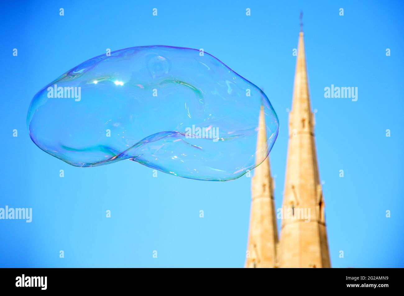 Große Blase fliegen in den Himmel mit Kirchtürmen als Hintergrund Stockfoto