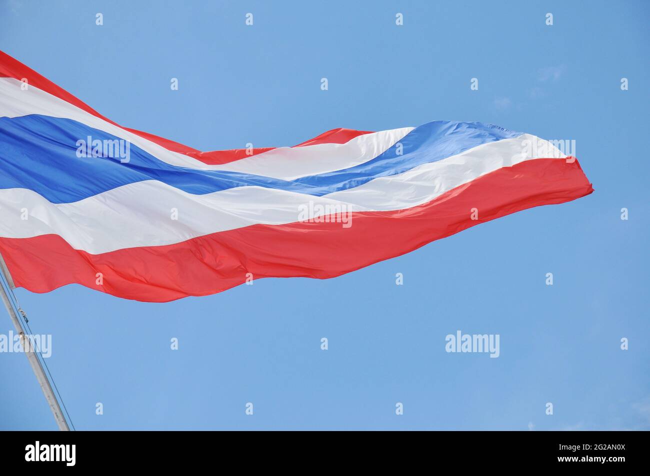 Thailand Flagge winkt in blauem Himmel Hintergrund Stockfoto