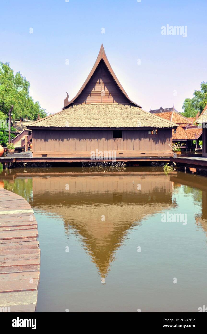 Alte Holzhäuser im thailändischen Stil über dem Teich - schwimmendes Dorf Stockfoto