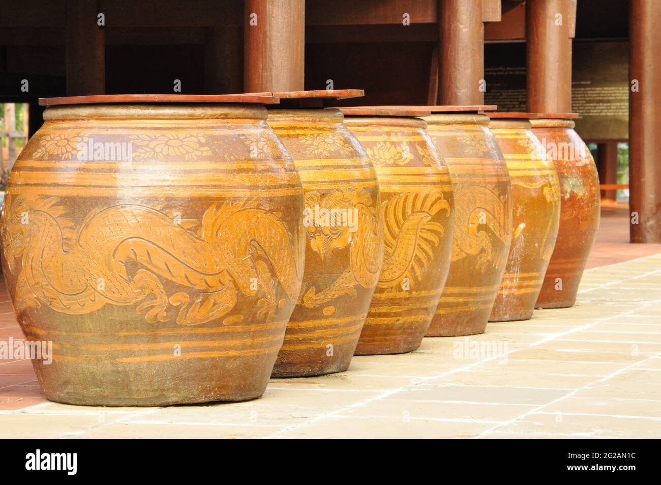 Glasierte Steingut-Wassergläser im thailändischen Stil mit Drachenmuster Stockfoto