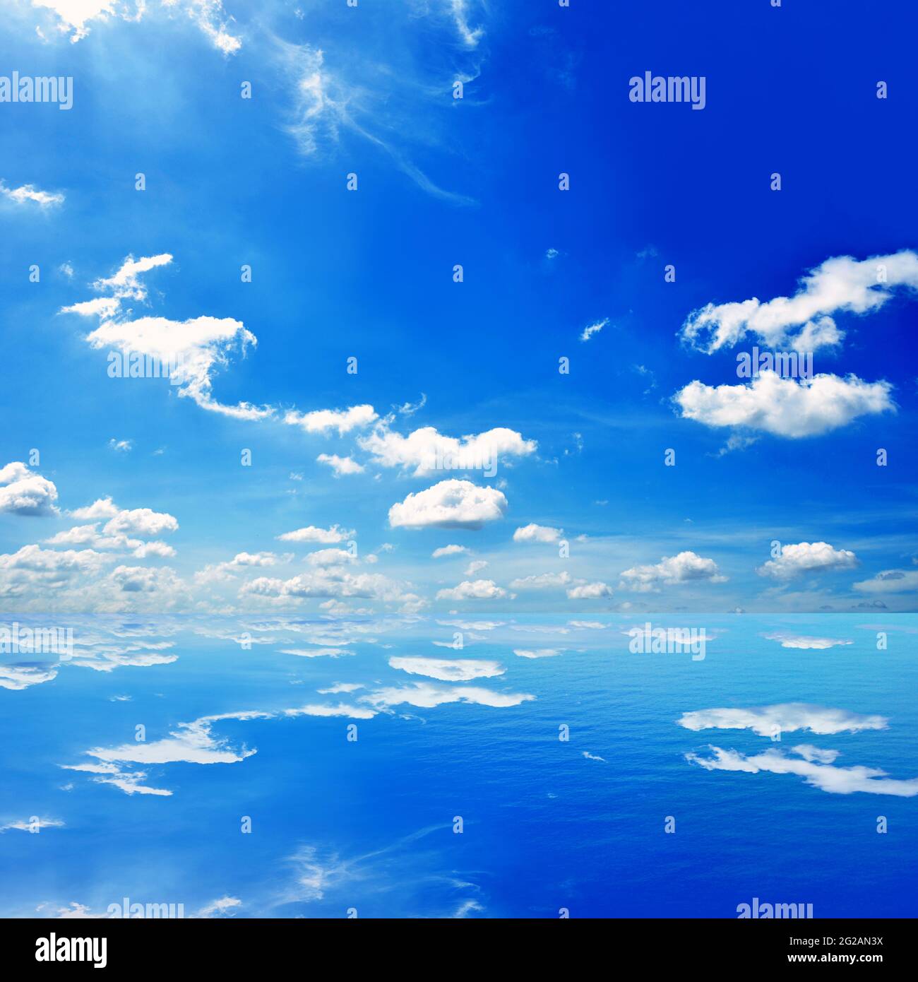 Wolken und blauer Himmel mit Spiegelung auf dem Meer Stockfoto