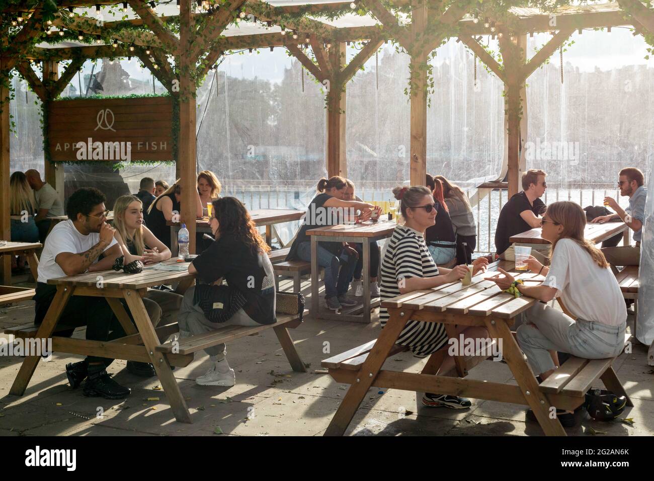 London, Großbritannien. Juni 2021. In einem Pub in Waterloo, London, sitzen kleine Gruppen von Menschen über sichere Distanzen zwischen den Tischen.als die britische Regierung die Beschränkungen für den Restaurantservice in Bezug auf COVID aufgehoben hatte, überfluteten am Wochenende viele Menschen Restaurants, Bars und Pubs im Zentrum Londons, um sich einen Drink zu holen. Restaurants tun ihr Bestes, um eine Hygiene in ihren Räumlichkeiten zu gewährleisten, und ergreifen immer noch Maßnahmen, um einen sicheren Abstand zwischen den Tischen zu gewährleisten. Die Menschen sind sehr aufgeregt über die Wiedereröffnung in London. (Bild: © Belinda Jiao/SOPA im Stockfoto