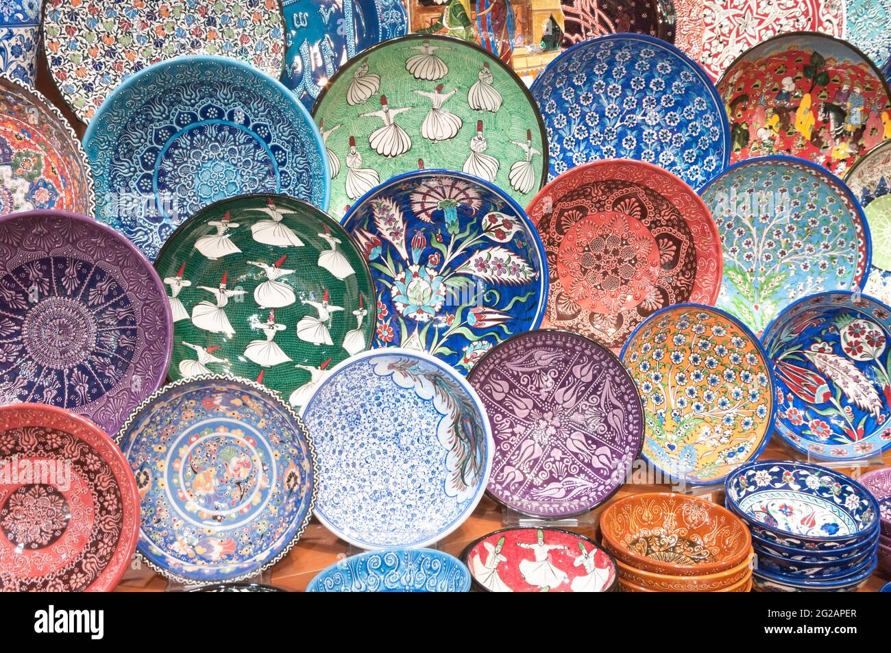 Istanbul, Türkei - 19. Juli 2010: Bunt dekorierte Teller Keramik im Großen Basar von Istanbul Stockfoto
