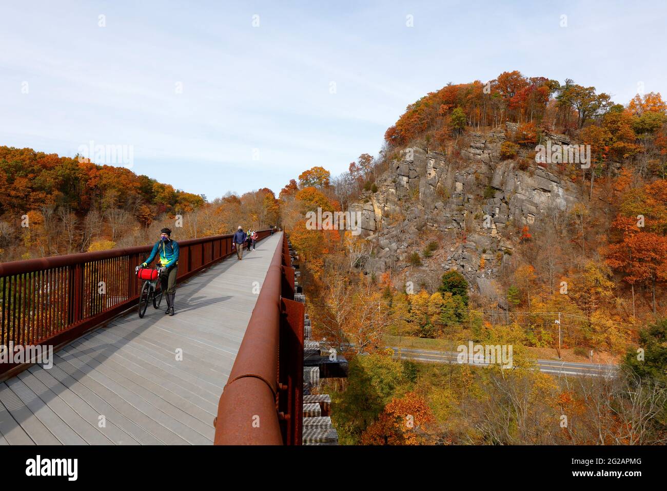 Empire State Trail am Rosendale Trestle mit Blick auf den Rondout Creek und den Joppenbergh Mountain mit herbstlicher Vegetation, New York Stockfoto