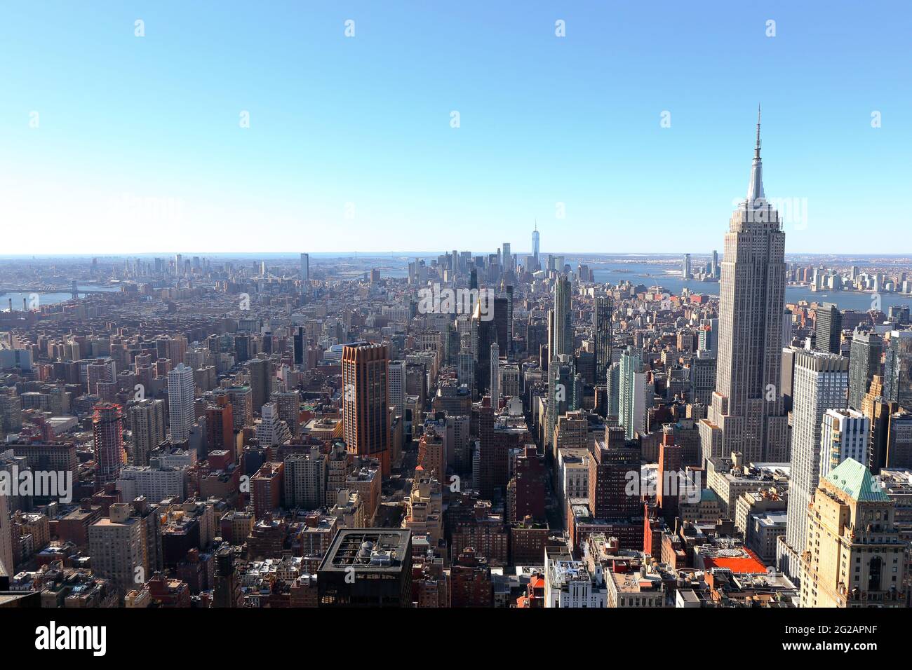 Luftaufnahme der Skyline von Manhattan von oben. Blick auf Midtown Manhattan New York City südlich nach Sandy Hook, NJ Februar 2021. Stockfoto