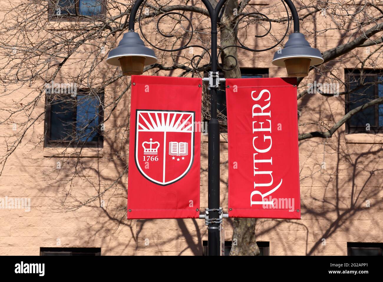 Der Name und das Logo der Rutgers University zieren eine Flagge Stockfoto