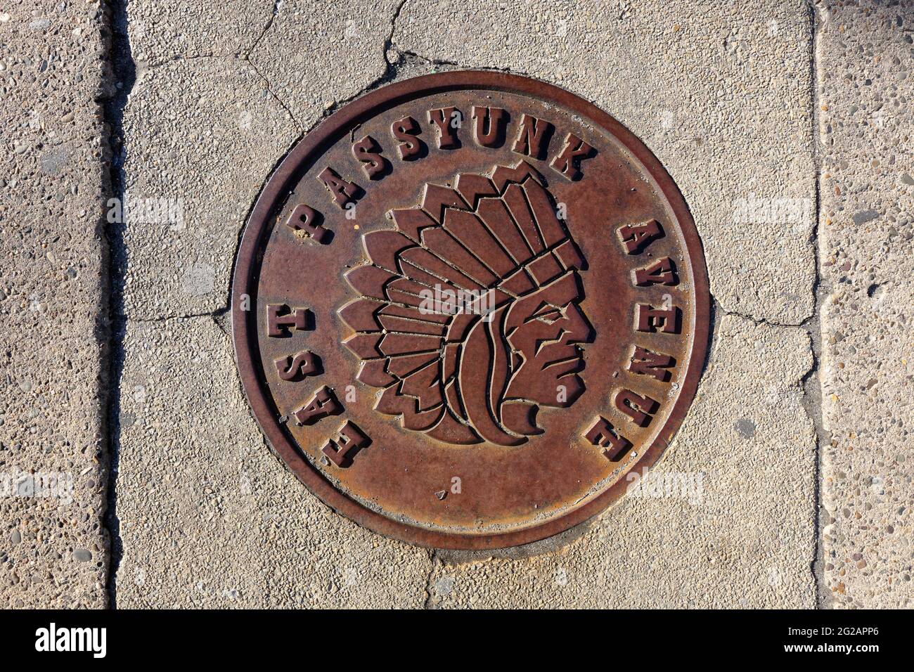Eine Schachtabdeckung der East Passyunk Avenue auf dem Bürgersteig im Viertel South Philly von Philadelphia. Stockfoto