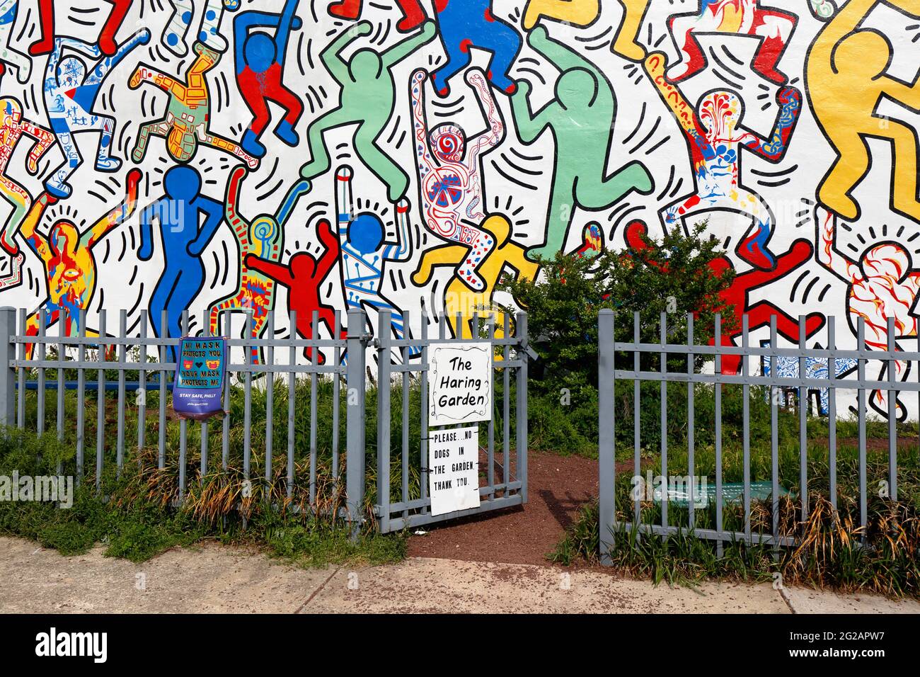 The Keith Haring Garden, 2149 Ellsworth St, Philadelphia, PA. Ein Gemeinschaftsgarten mit „We the Youth“-Wandgemälde im Viertel Point Breeze Stockfoto