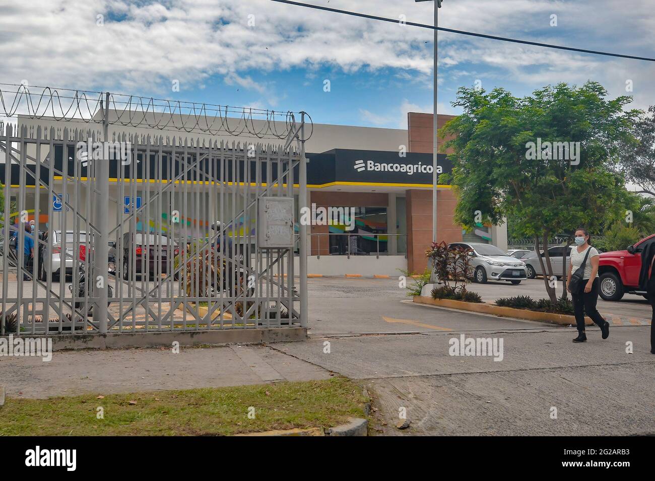 San Salvador, El Salvador. Juni 2021. Blick auf eine Bank der Banco Agricola der Kongress von El Salvador genehmigte Bitcoin als gesetzliches Zahlungsmittel, unterdessen kündigte Präsident Nayib Bukele an, dass das Land die Errichtung von Bitcoin-Bergbauzentren mit der geothermischen Infrastruktur des Landes ankündigen werde. Kredit: SOPA Images Limited/Alamy Live Nachrichten Stockfoto