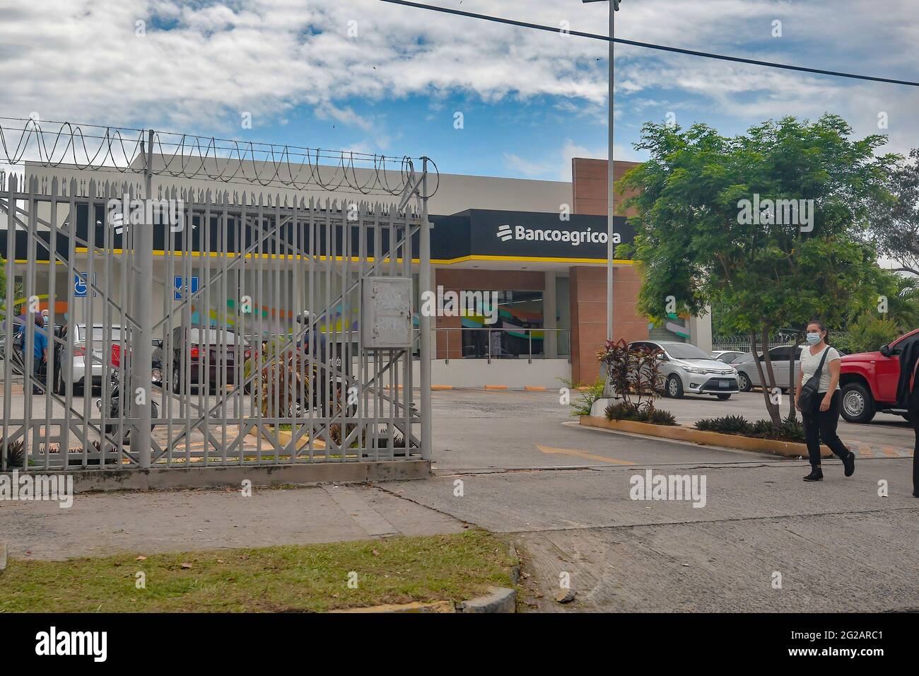 San Salvador, El Salvador. Juni 2021. Blick auf eine Bank der Banco Agricola der Kongress von El Salvador genehmigte Bitcoin als gesetzliches Zahlungsmittel, unterdessen kündigte Präsident Nayib Bukele an, dass das Land die Errichtung von Bitcoin-Bergbauzentren mit der geothermischen Infrastruktur des Landes ankündigen werde. (Foto von Camilo Freedman/SOPA Images/Sipa USA) Quelle: SIPA USA/Alamy Live News Stockfoto