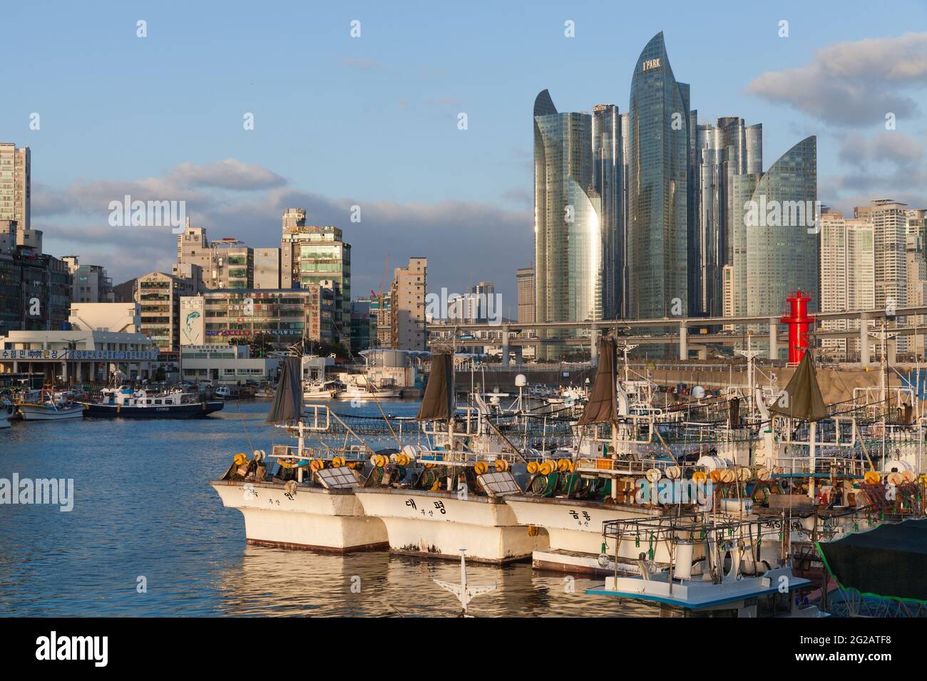 Busan, Südkorea - 16. März 2018: Industrielle Fischerboote werden im kleinen Hafen der Stadt Busan vertäut Stockfoto