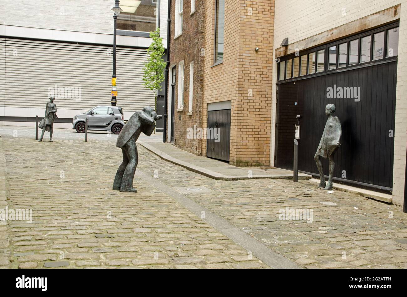 London, Großbritannien - 21. April 2021: Öffentliche Kunst des Bildhauers Neal Grench feiert den verstorbenen Fotografen Terence Donovan, der Fotos des berühmten Mo macht Stockfoto
